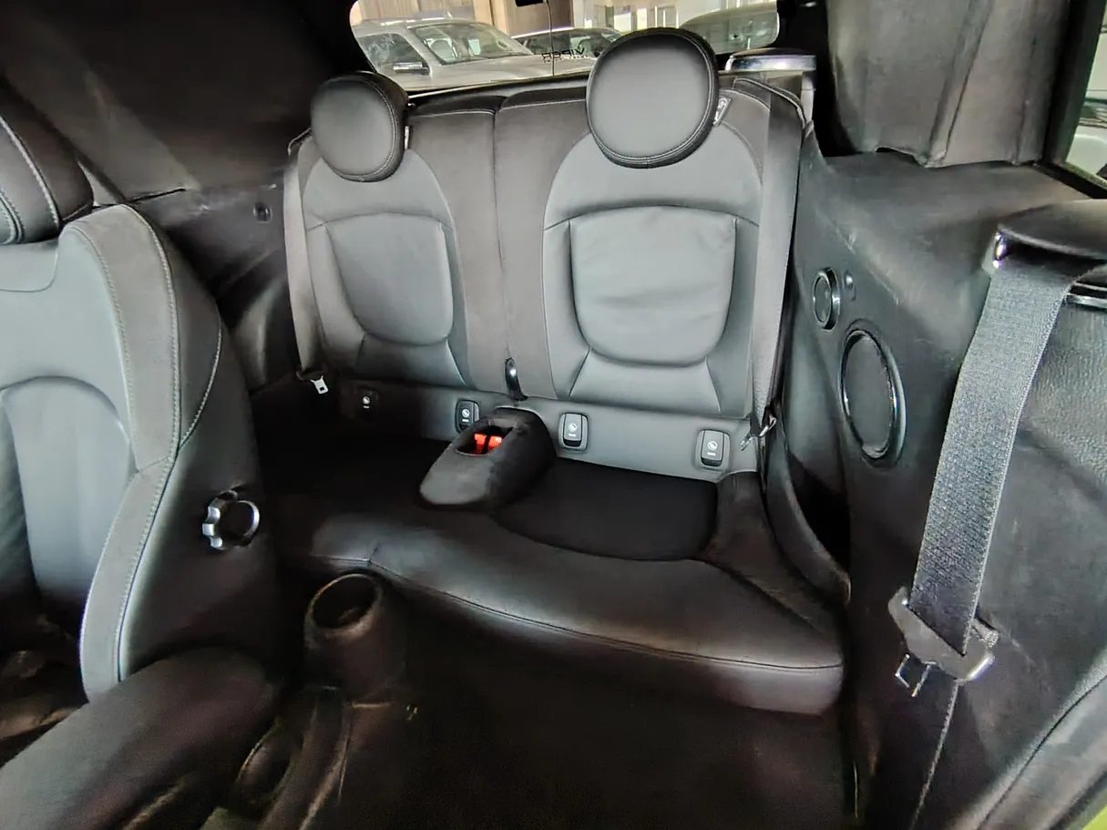 Car image 17