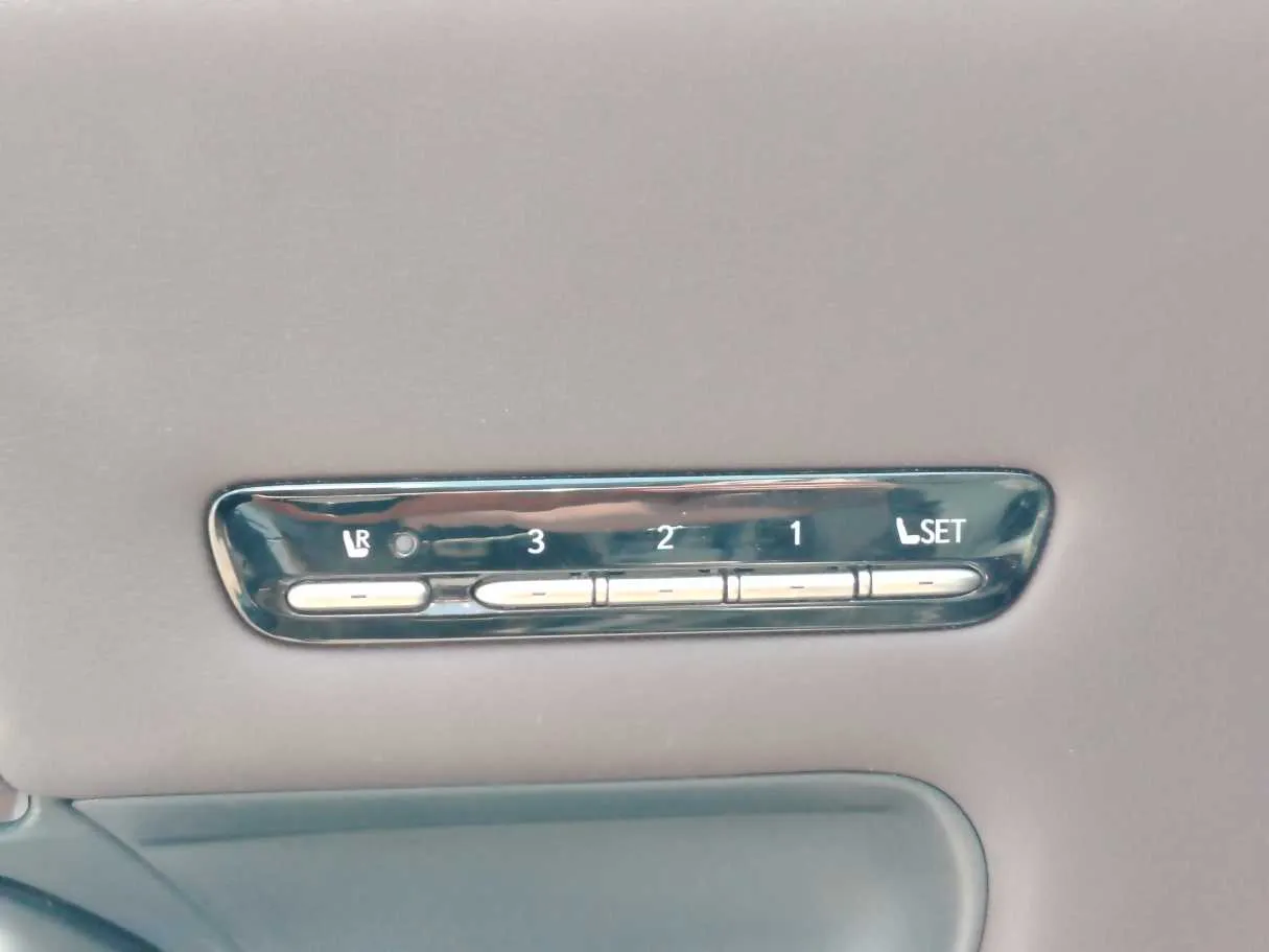 Car image 36