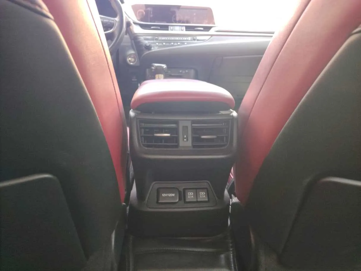Car image 34