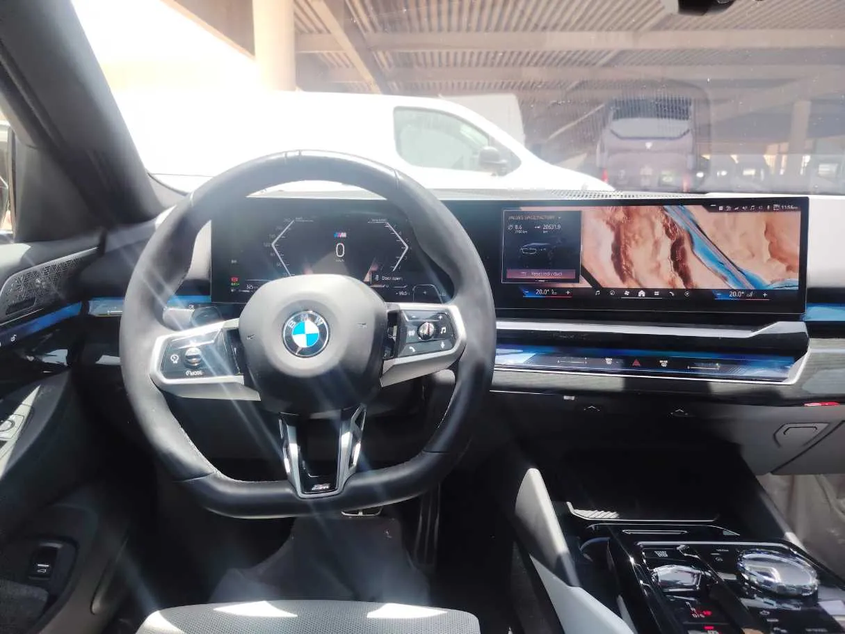 Car image 19