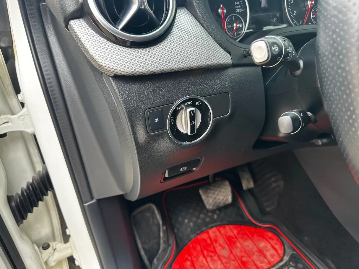 Car image 28