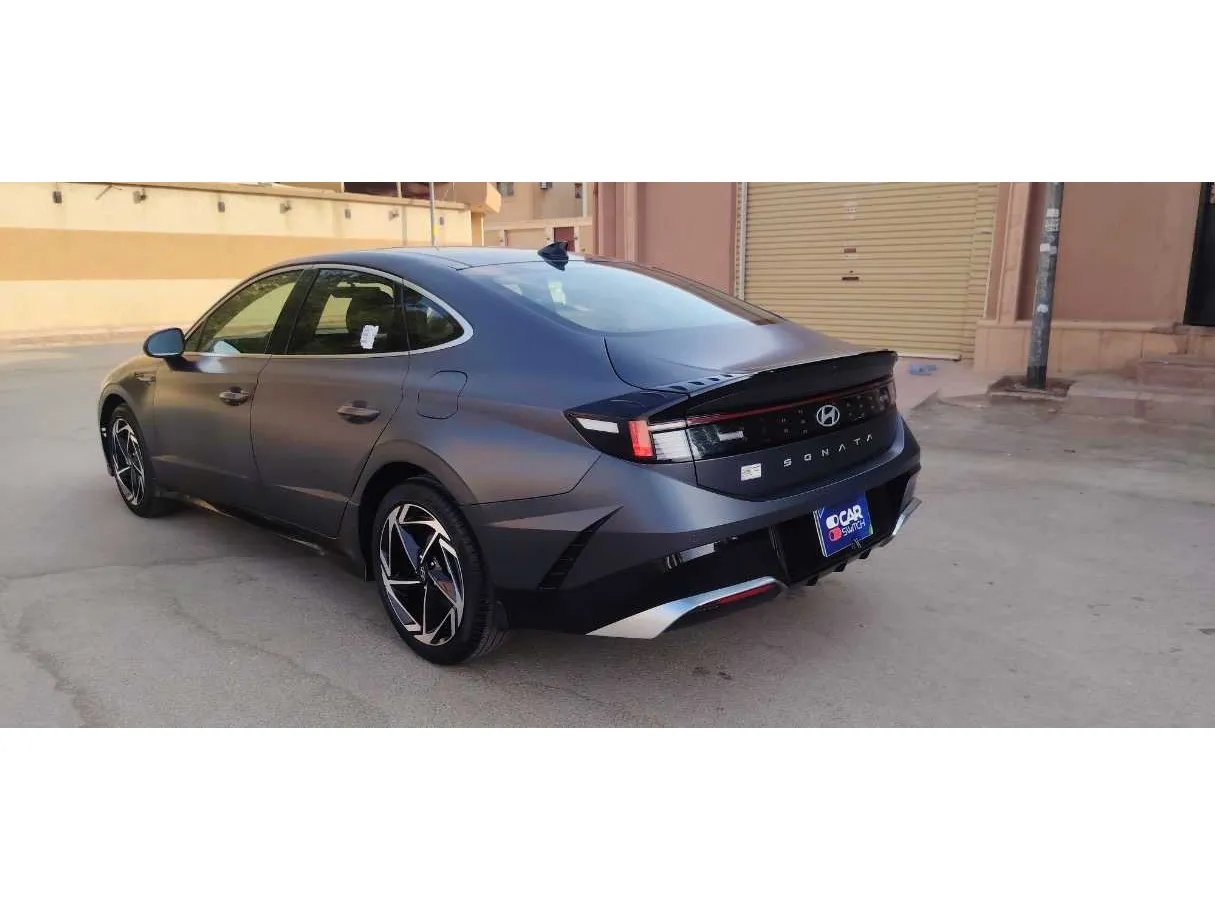 Car image 8