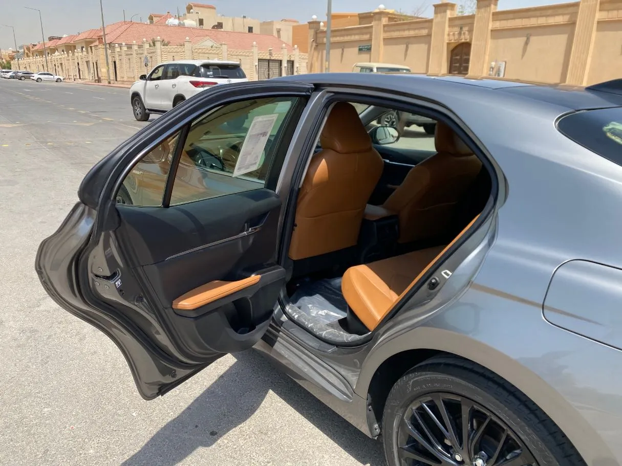 Car image 12