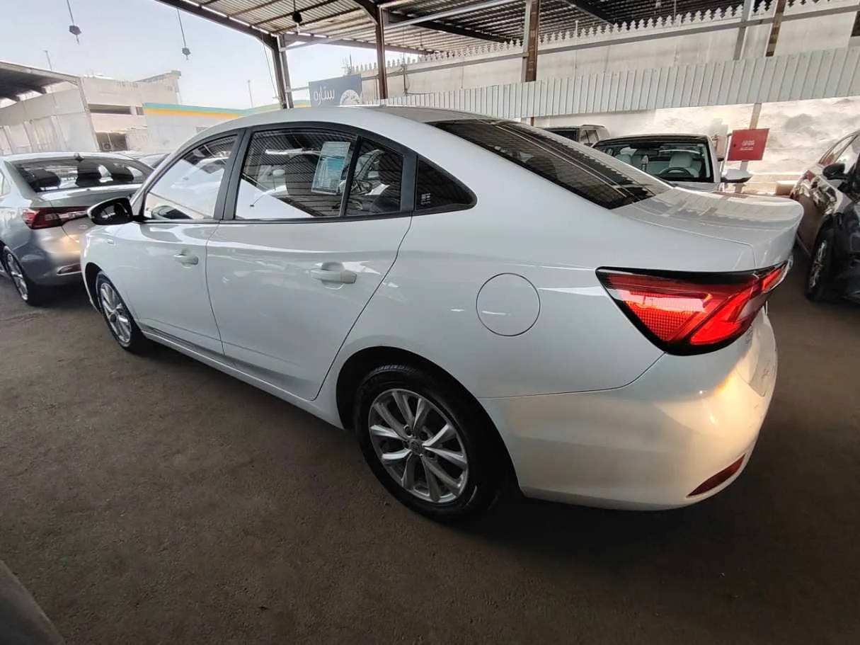 Car image 8