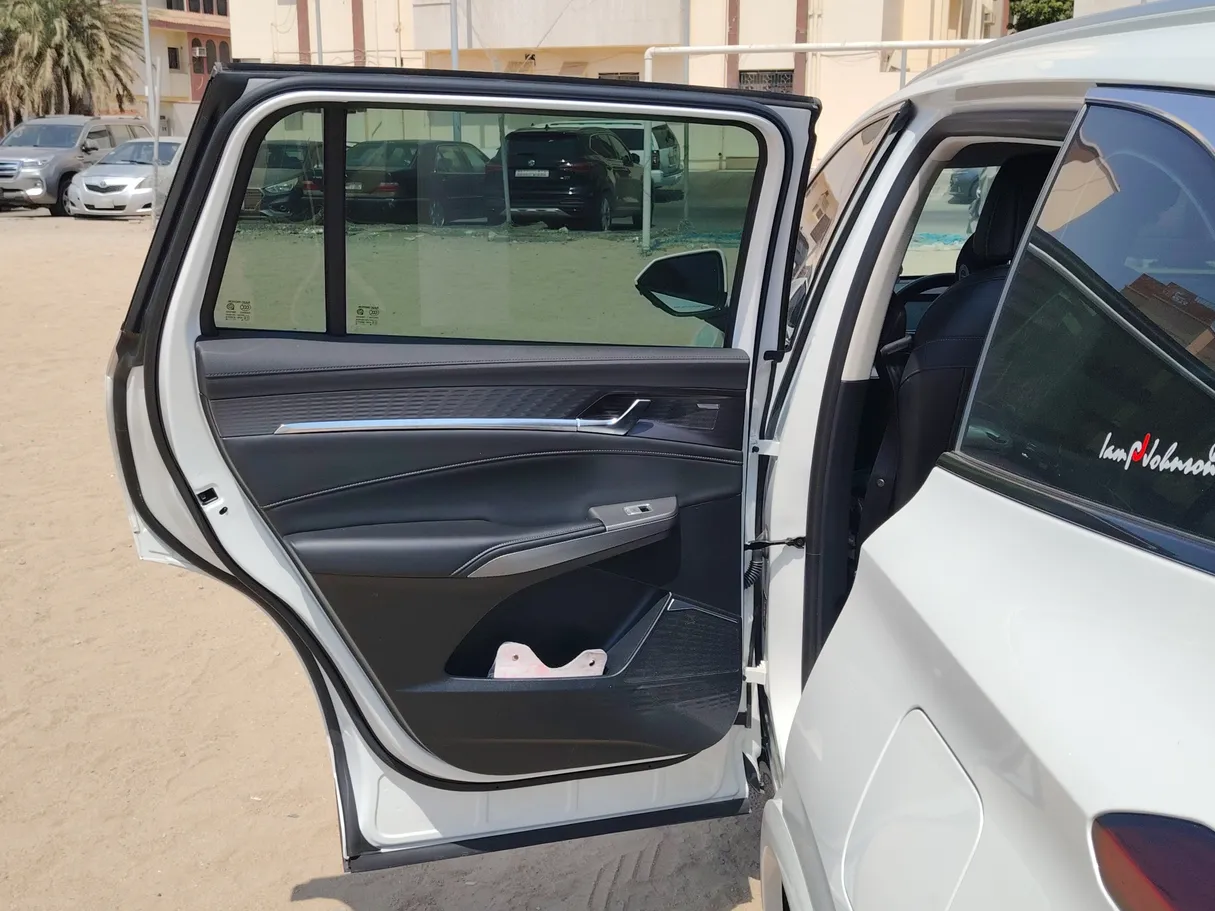 Car image 14