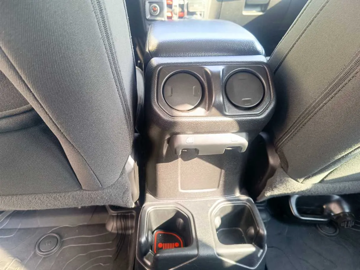 Car image 28