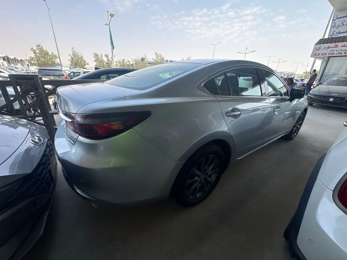 Car image 4
