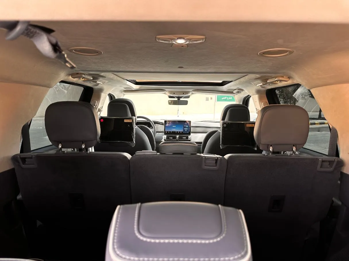 Car image 25