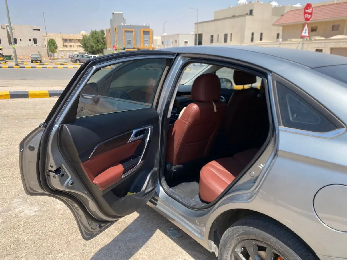 Car image 12