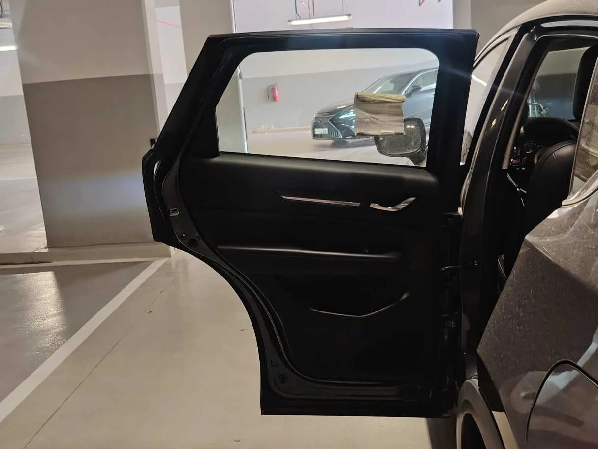 Car image 14