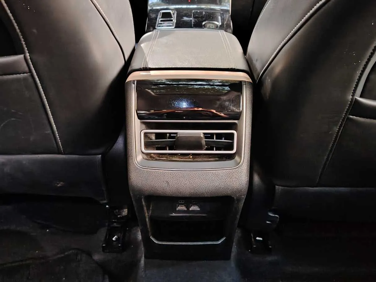 Car image 30