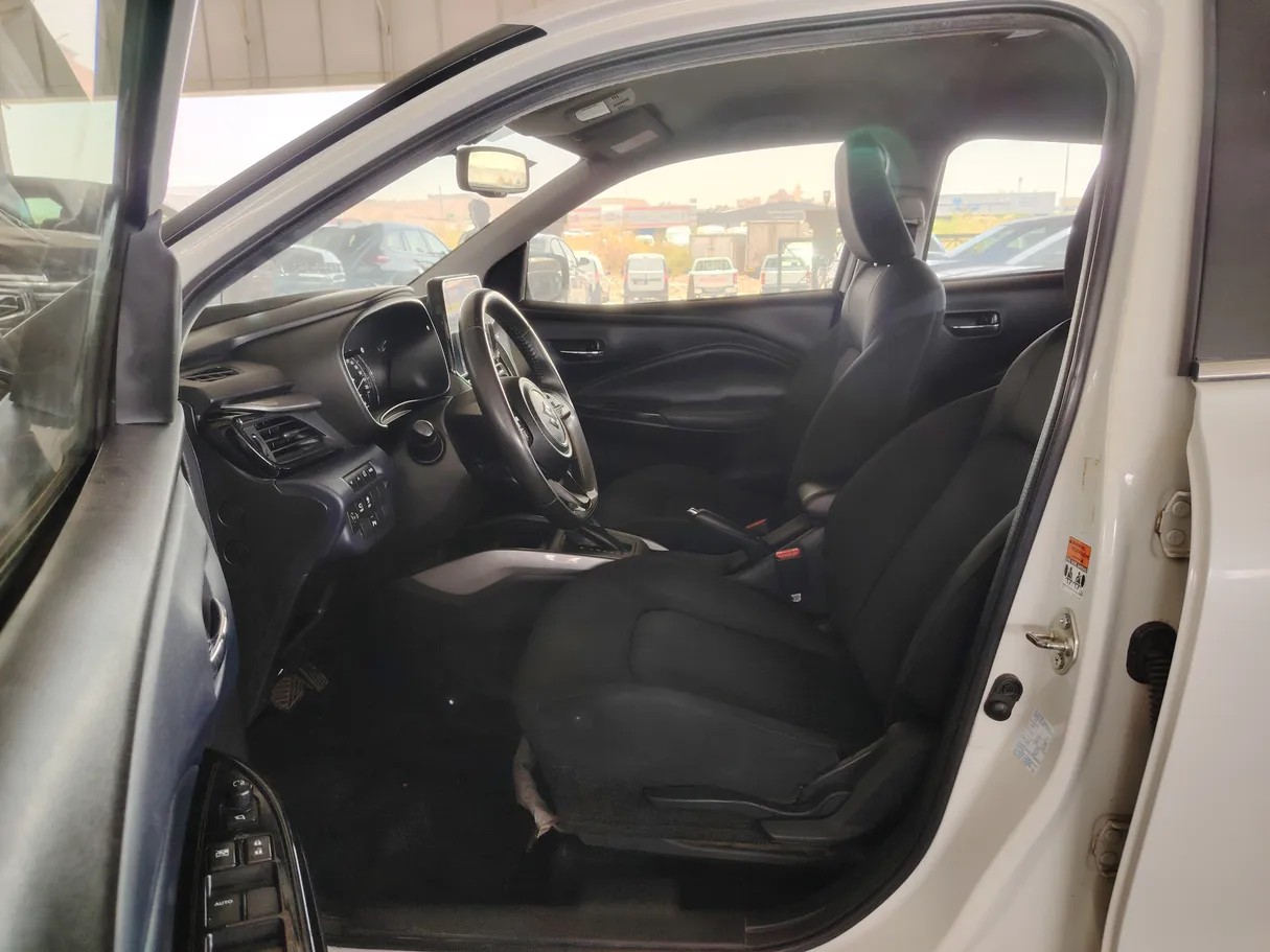 Car image 14