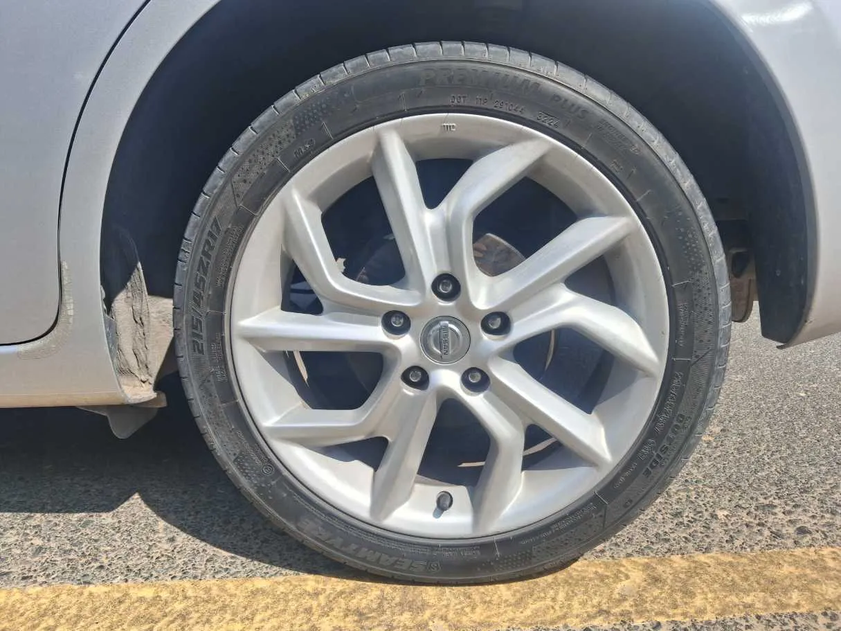 Car image 9