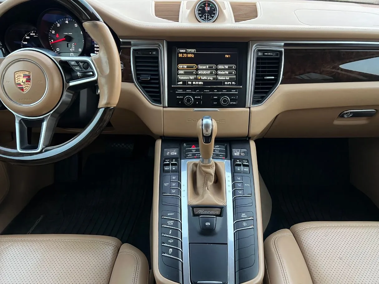 Car image 16