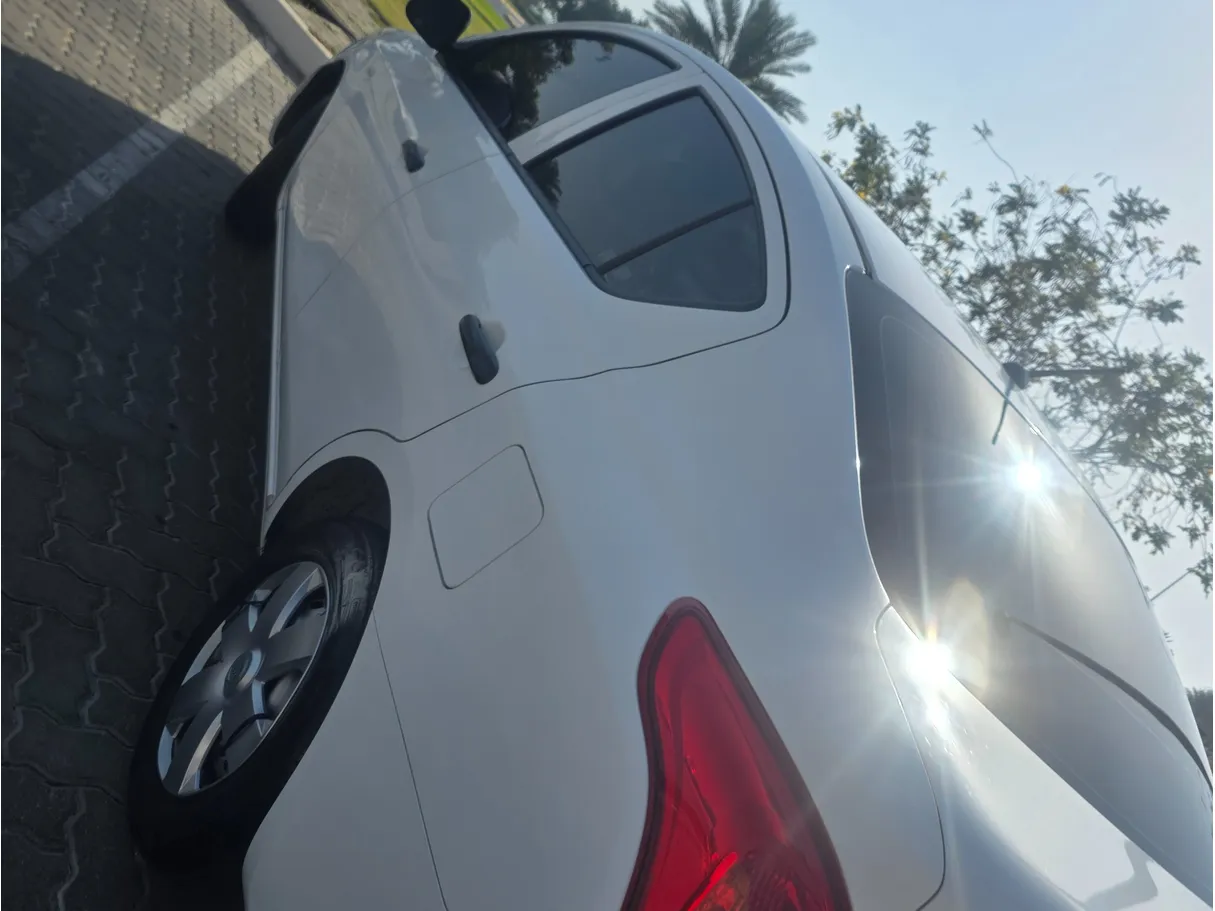 Car image 4