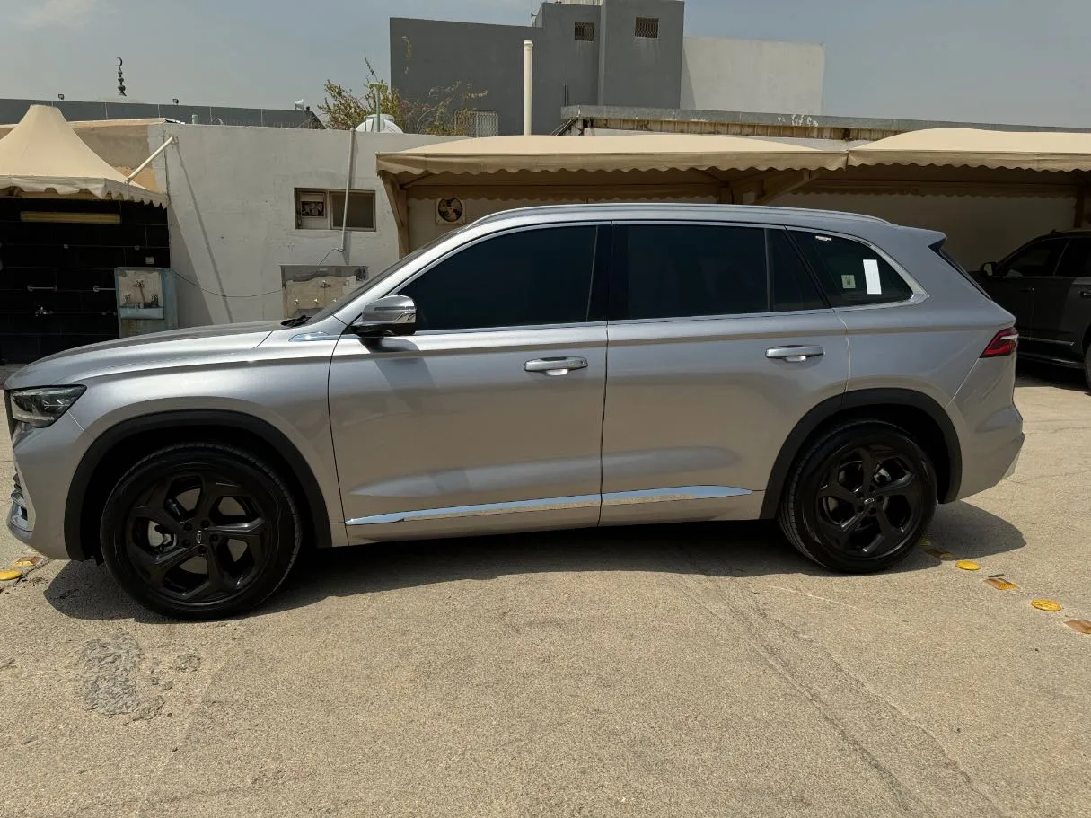 Car image 8