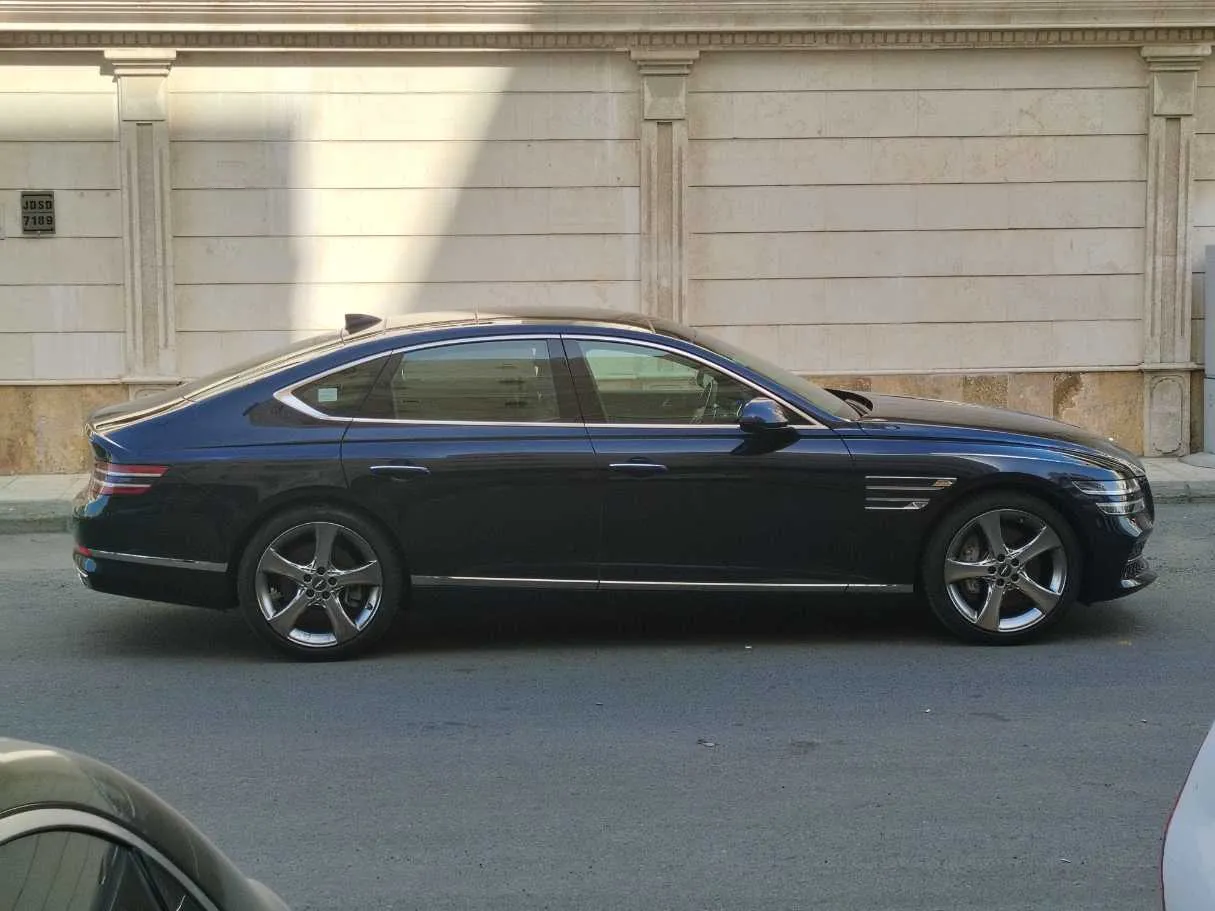 Car image 4