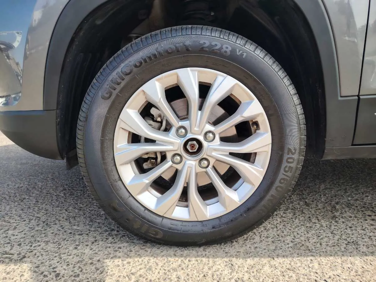 Car image 9