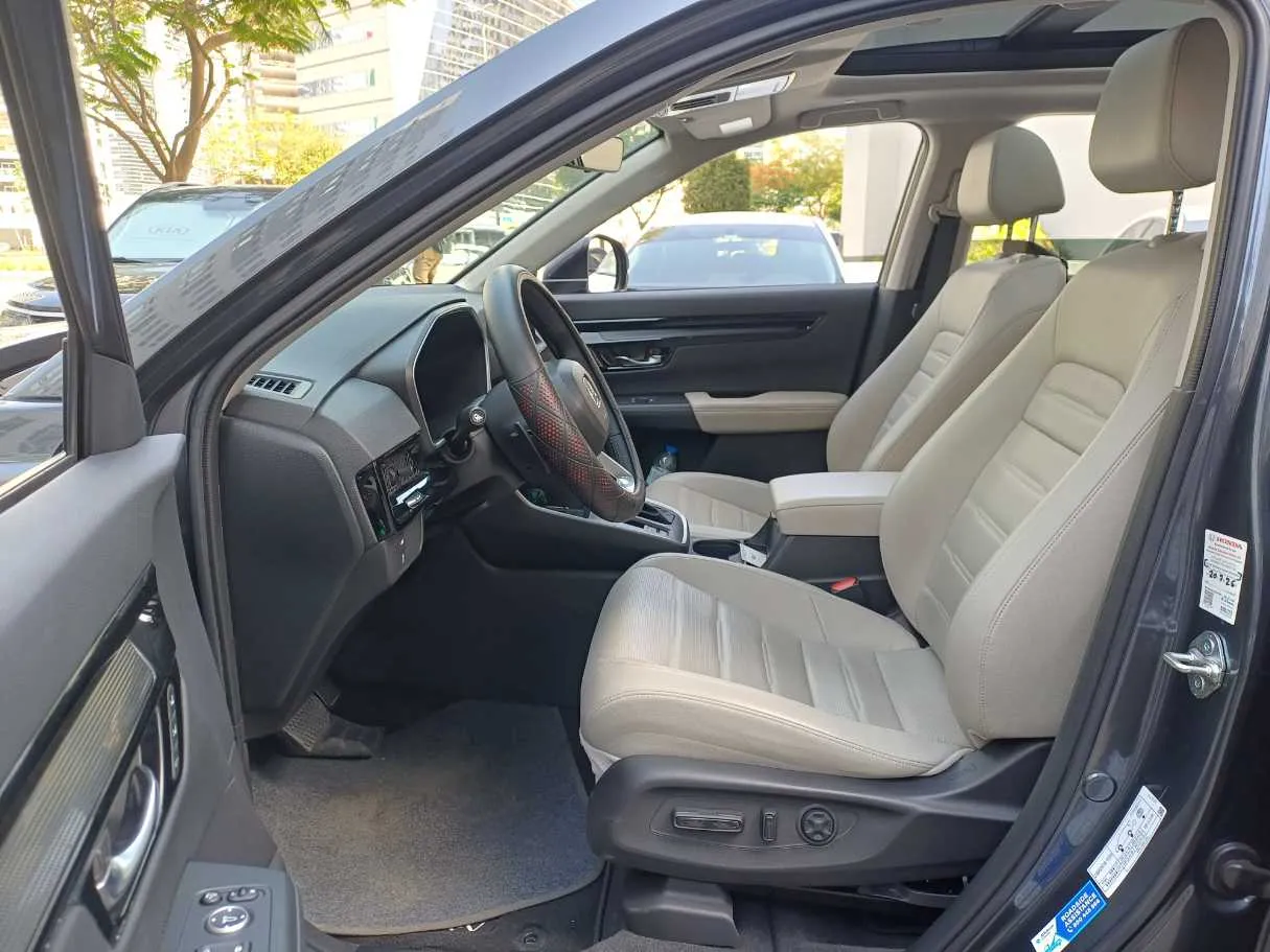 Car image 12