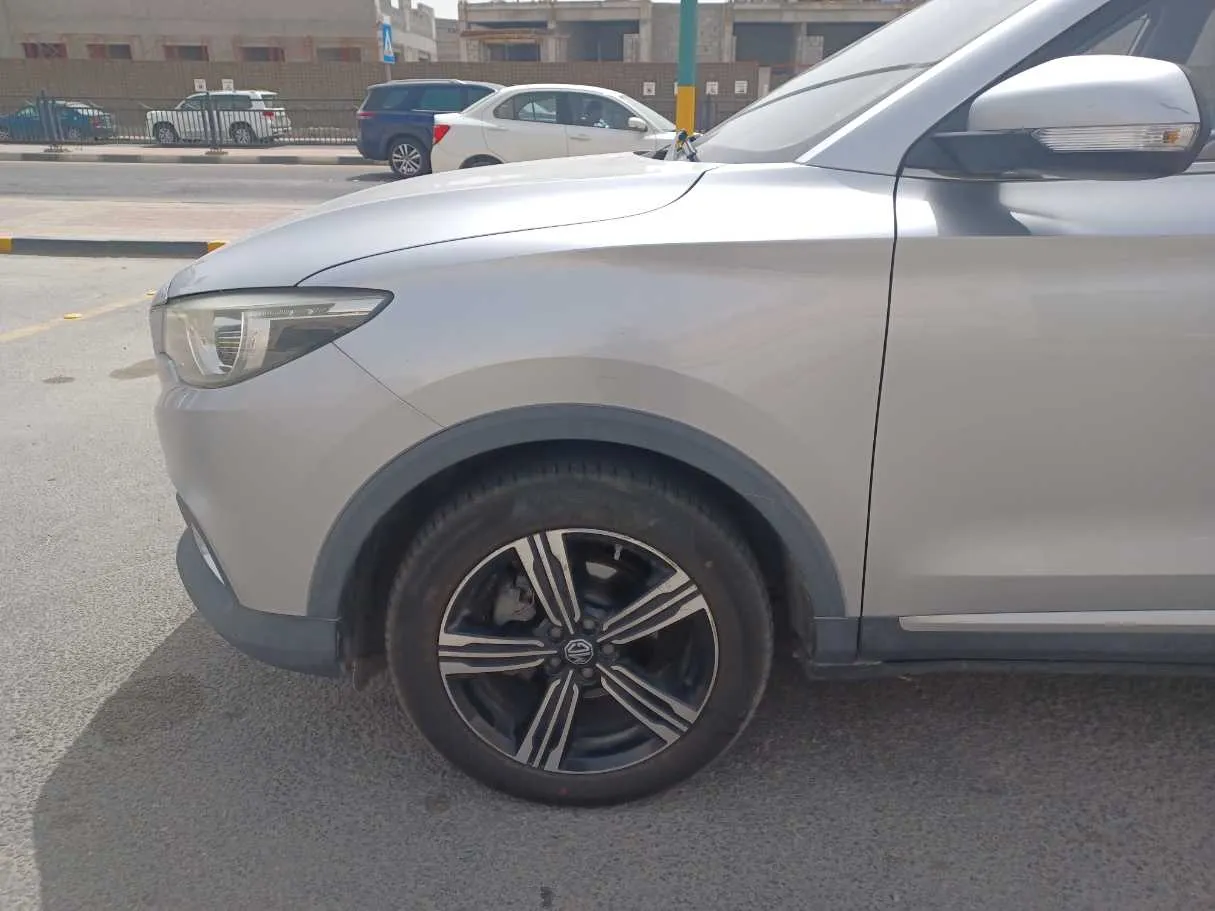 Car image 9