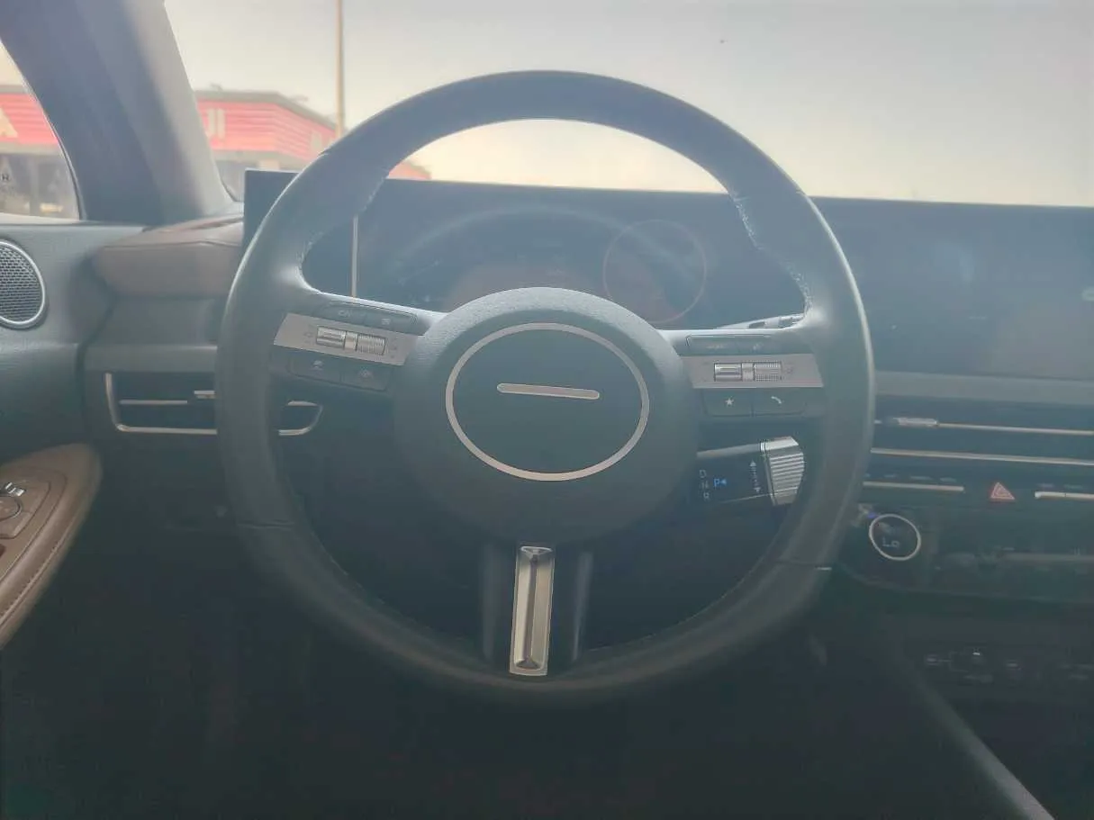 Car image 30
