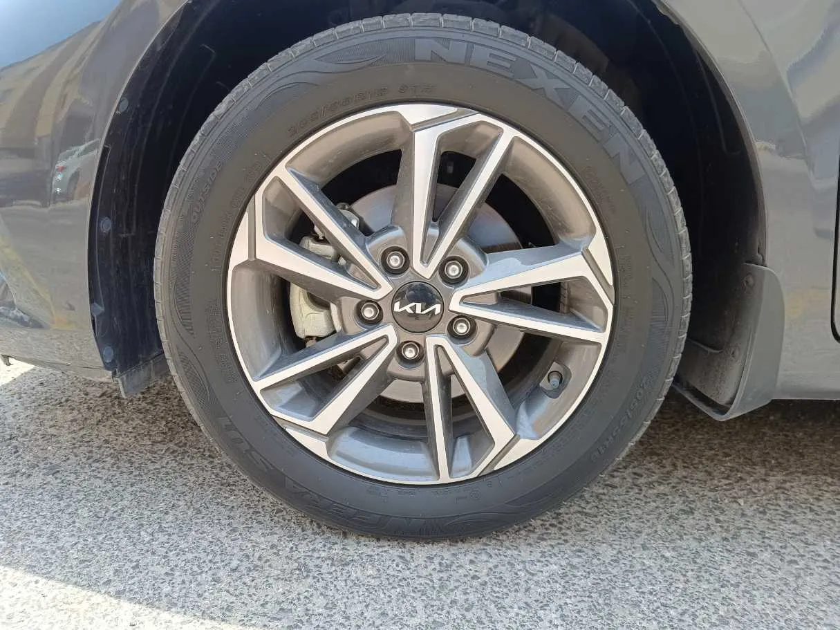Car image 10