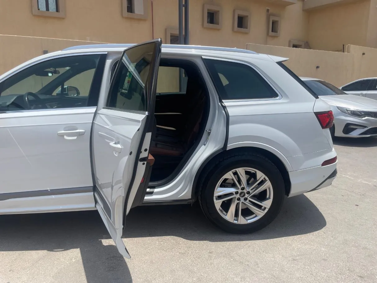 Car image 15