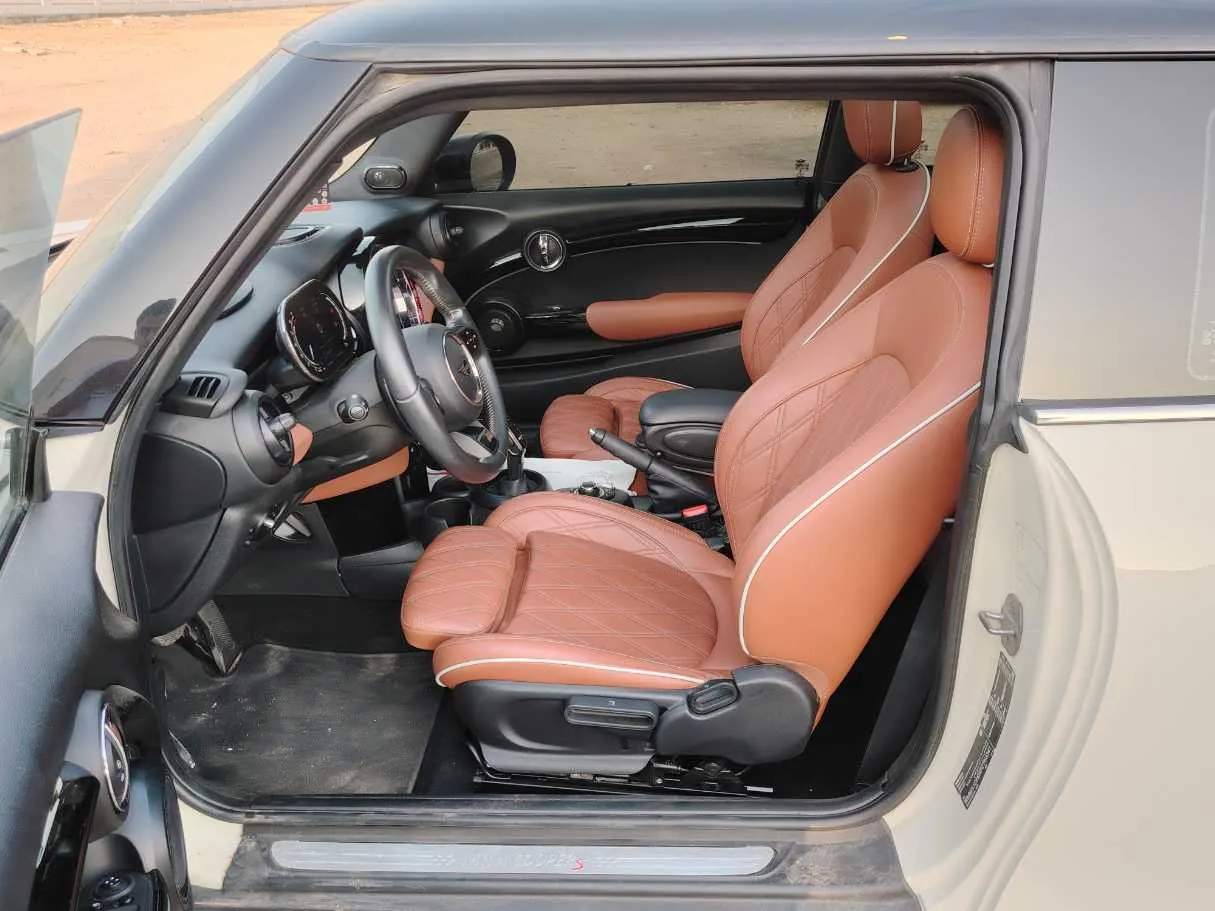 Car image 13