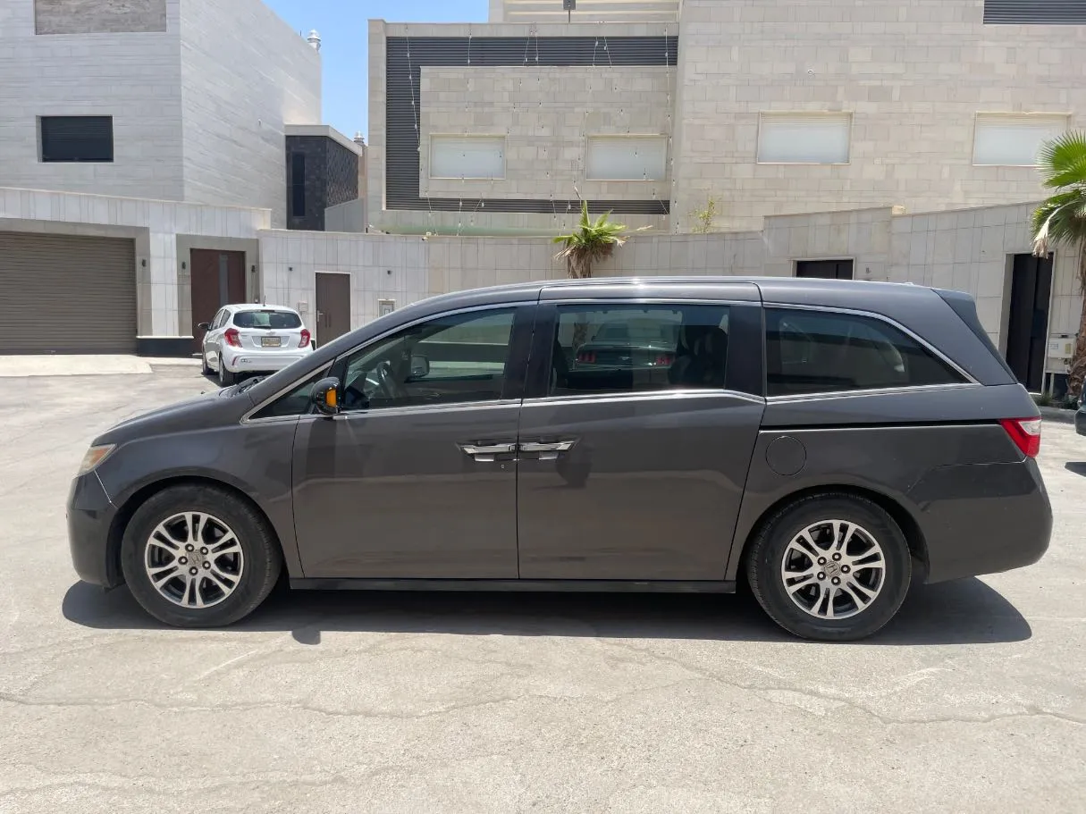 Car image 8