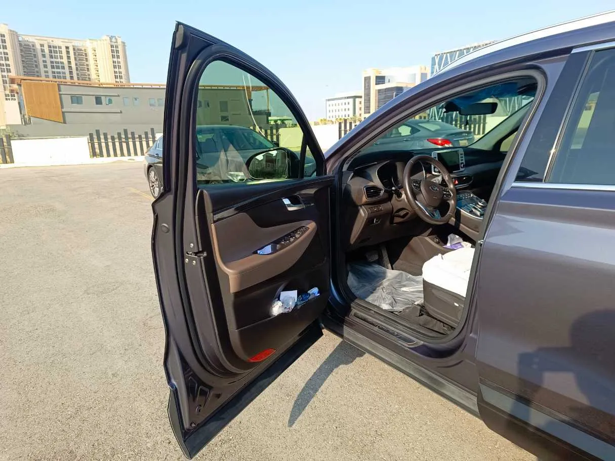 Car image 12