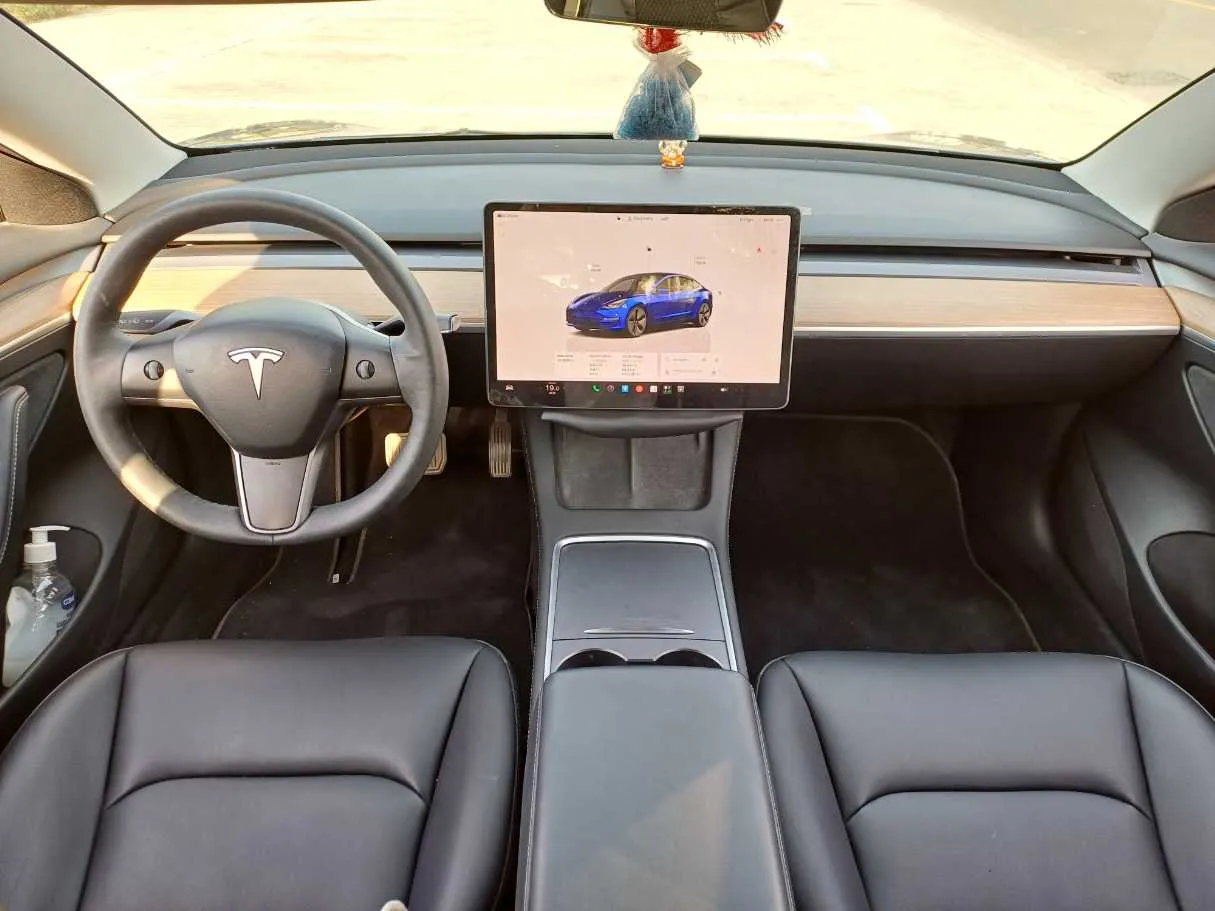 Car image 15