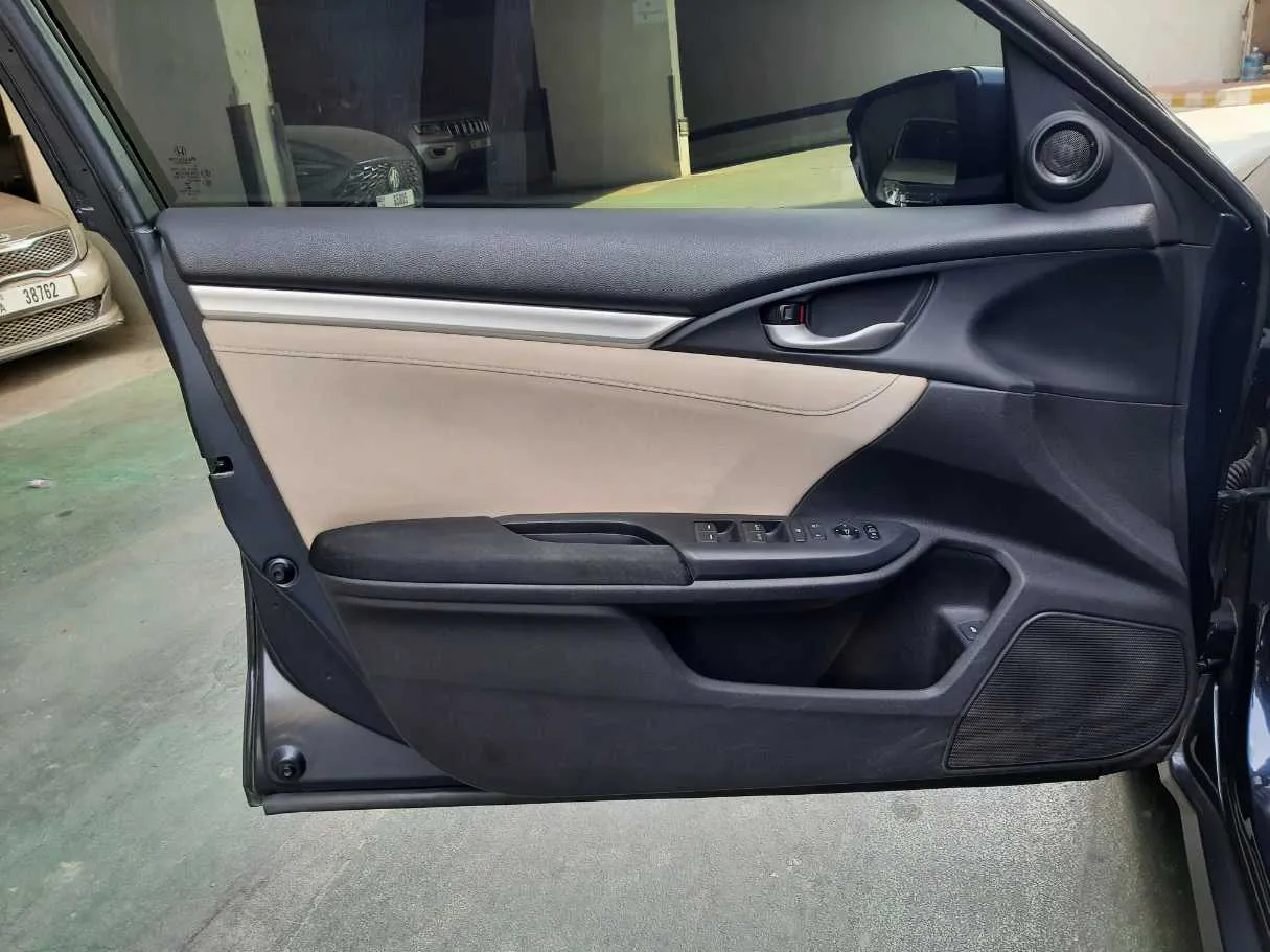 Car image 10
