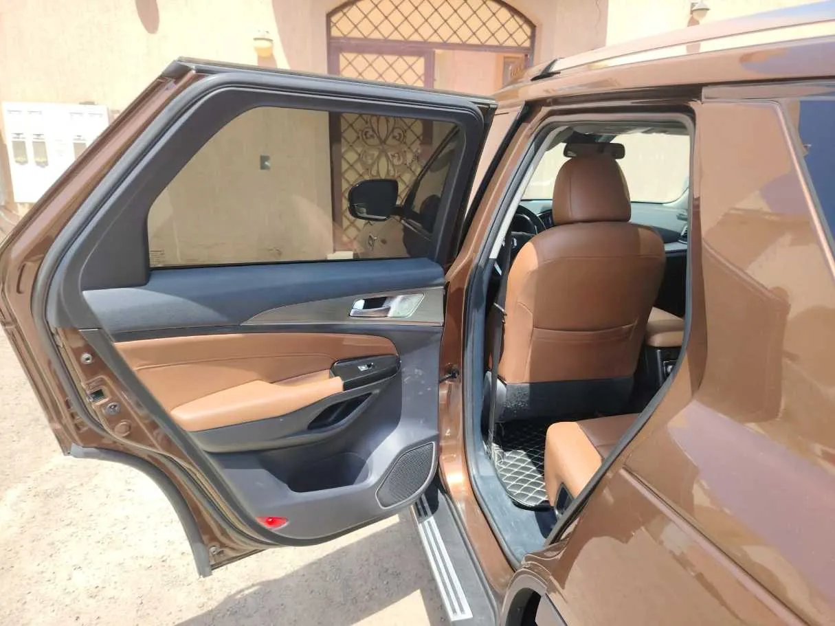 Car image 14