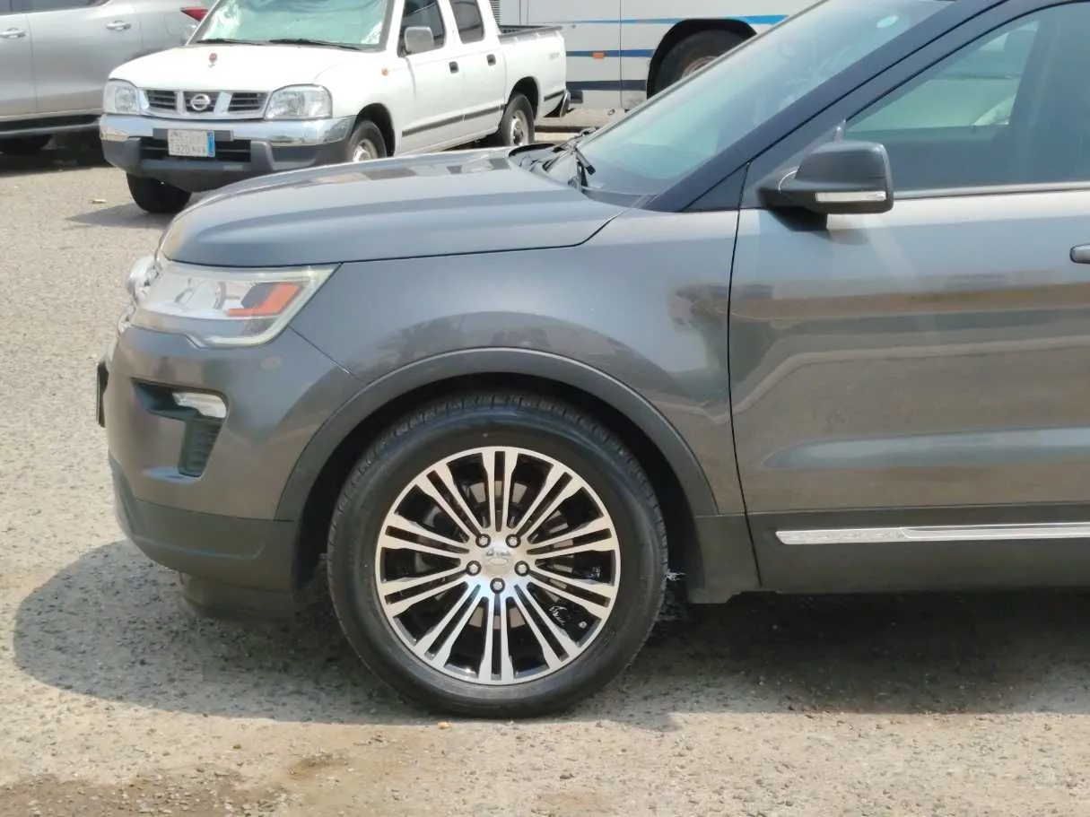 Car image 9