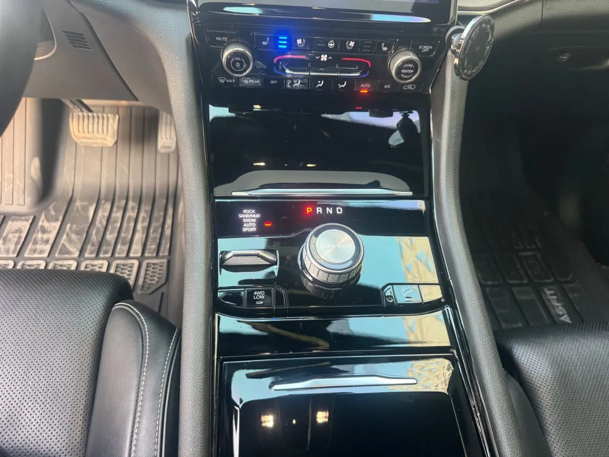 Car image 16