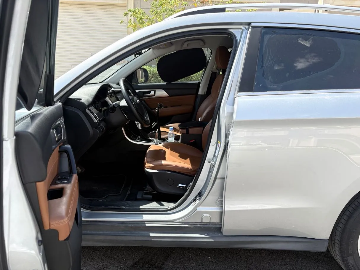 Car image 12