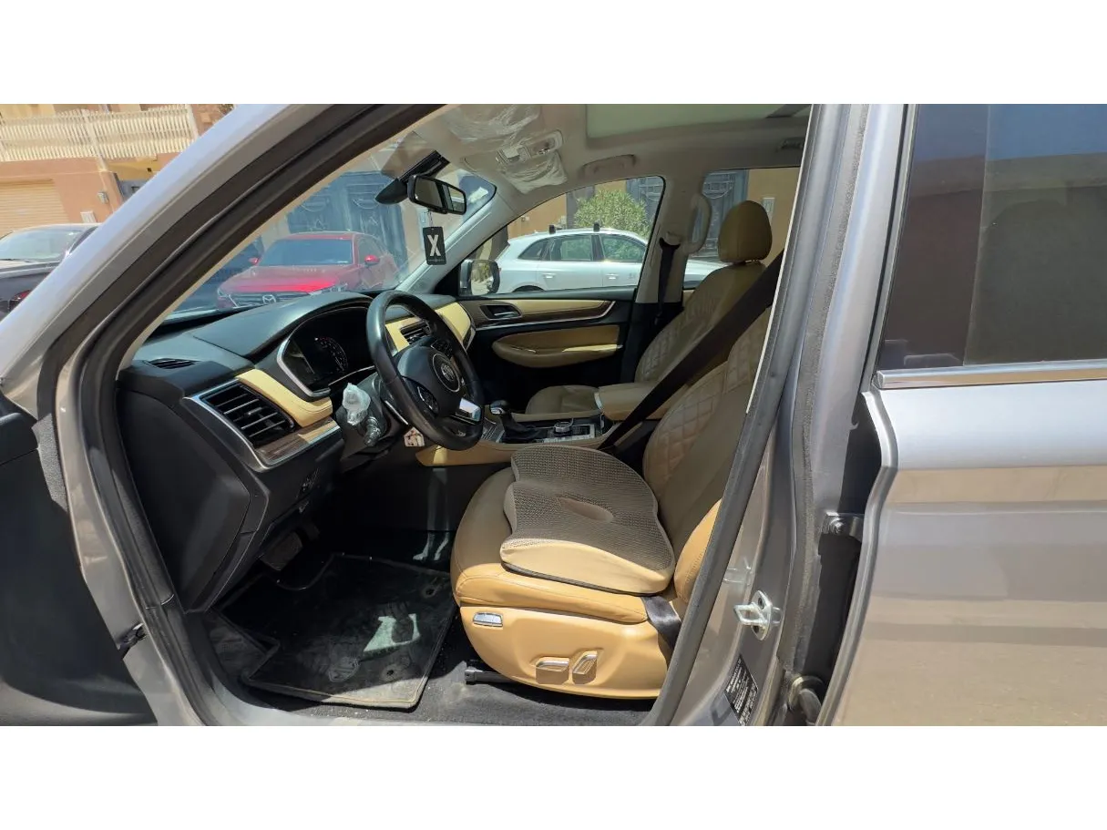 Car image 10