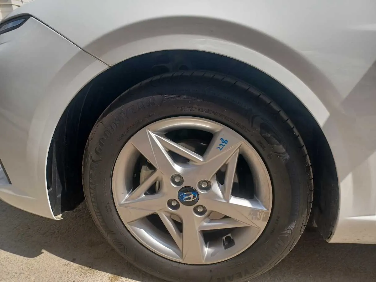 Car image 9