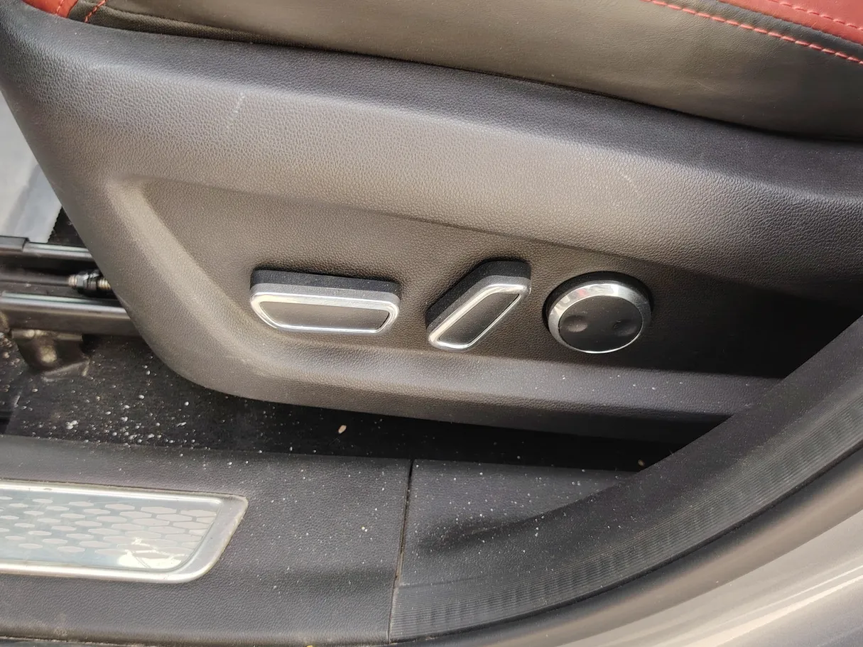 Car image 32