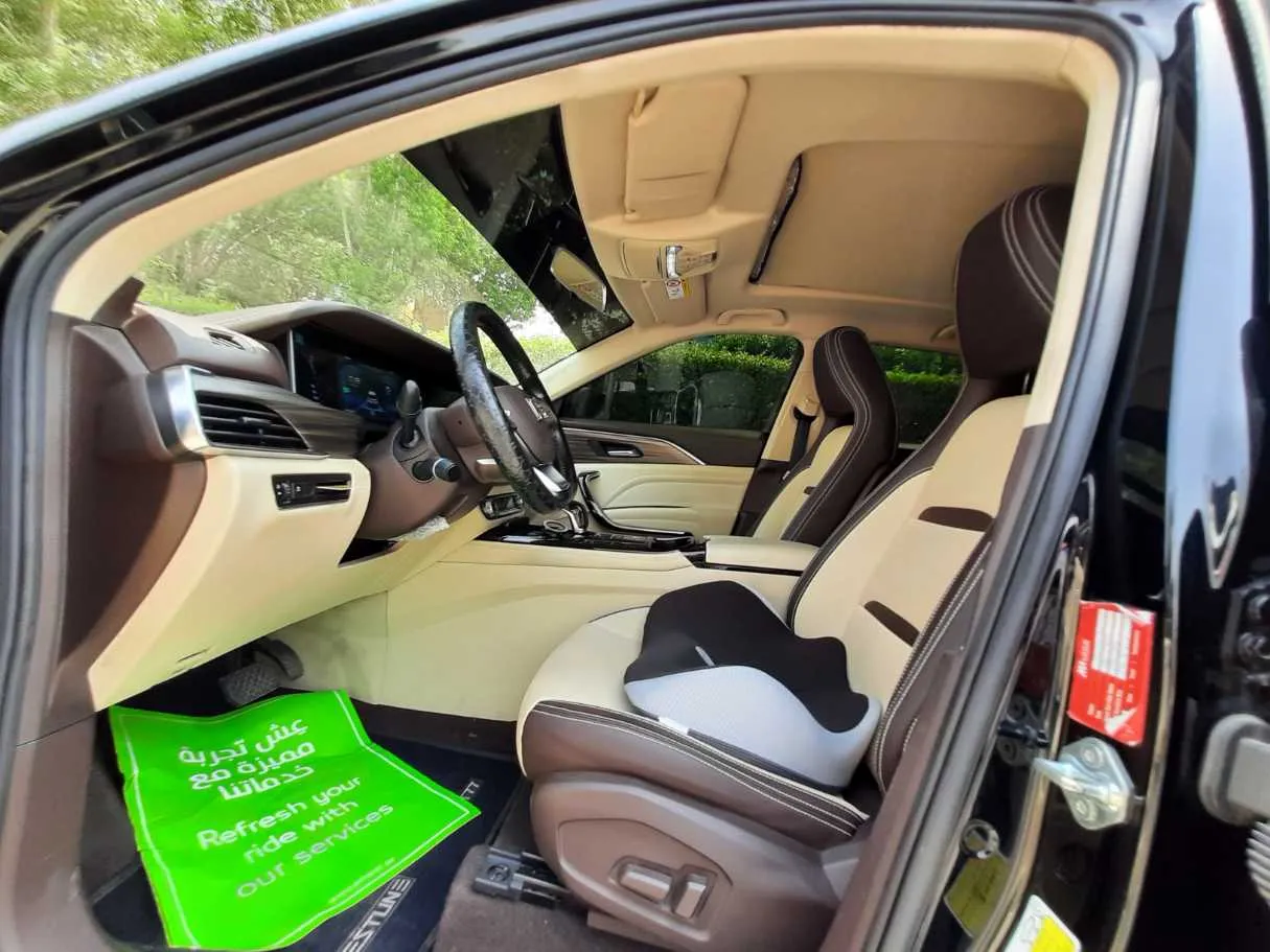 Car image 12