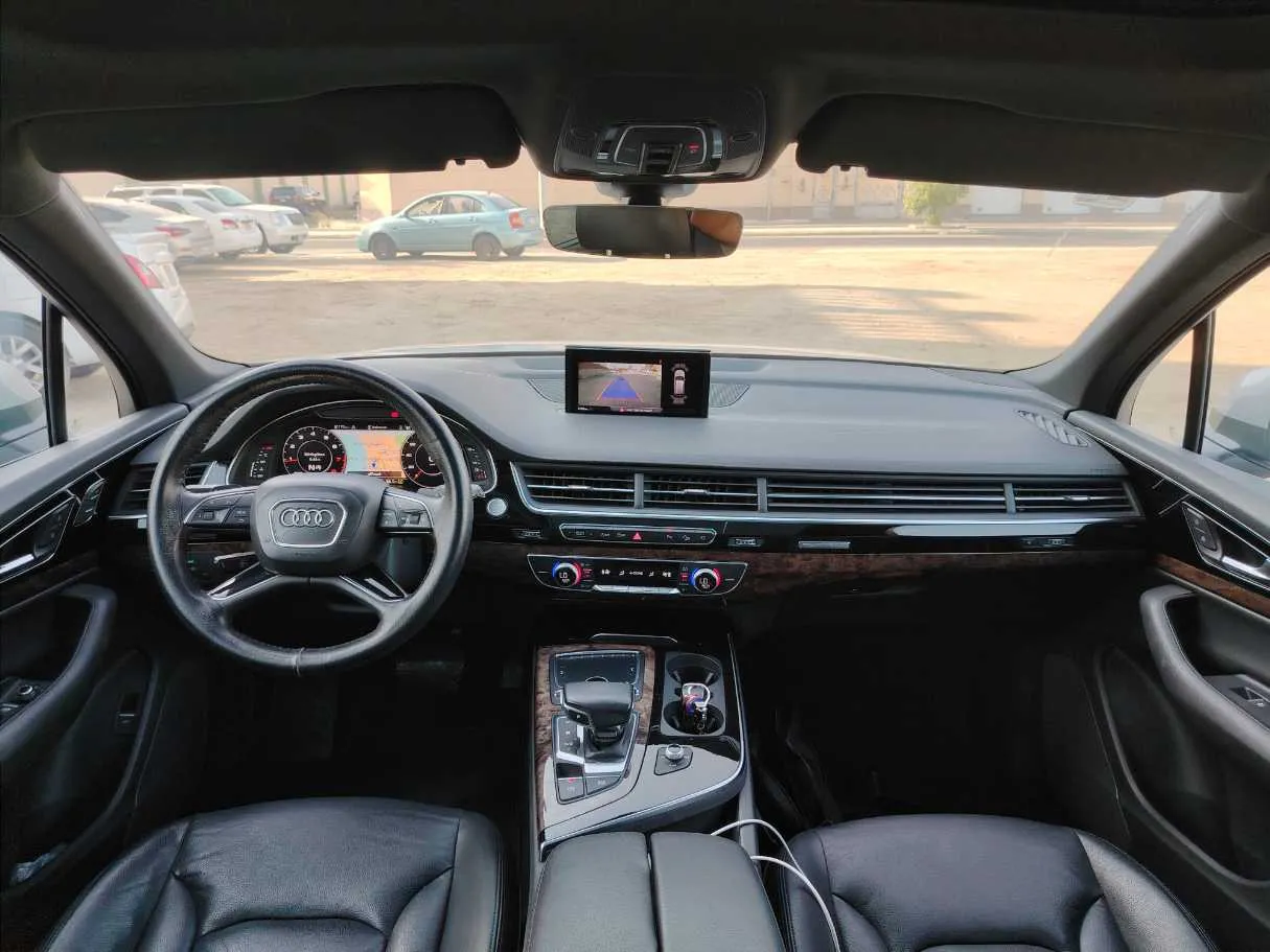 Car image 19