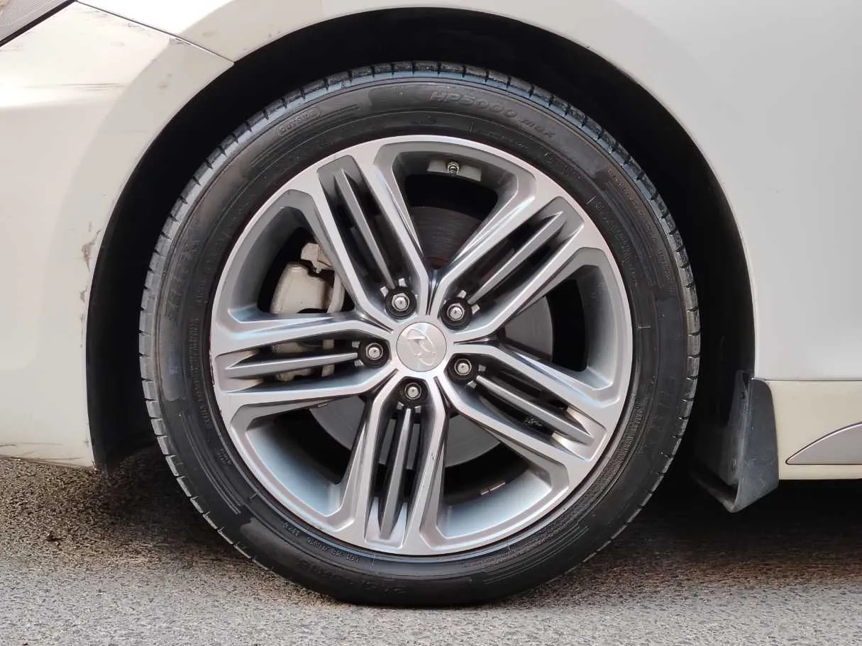 Car image 10