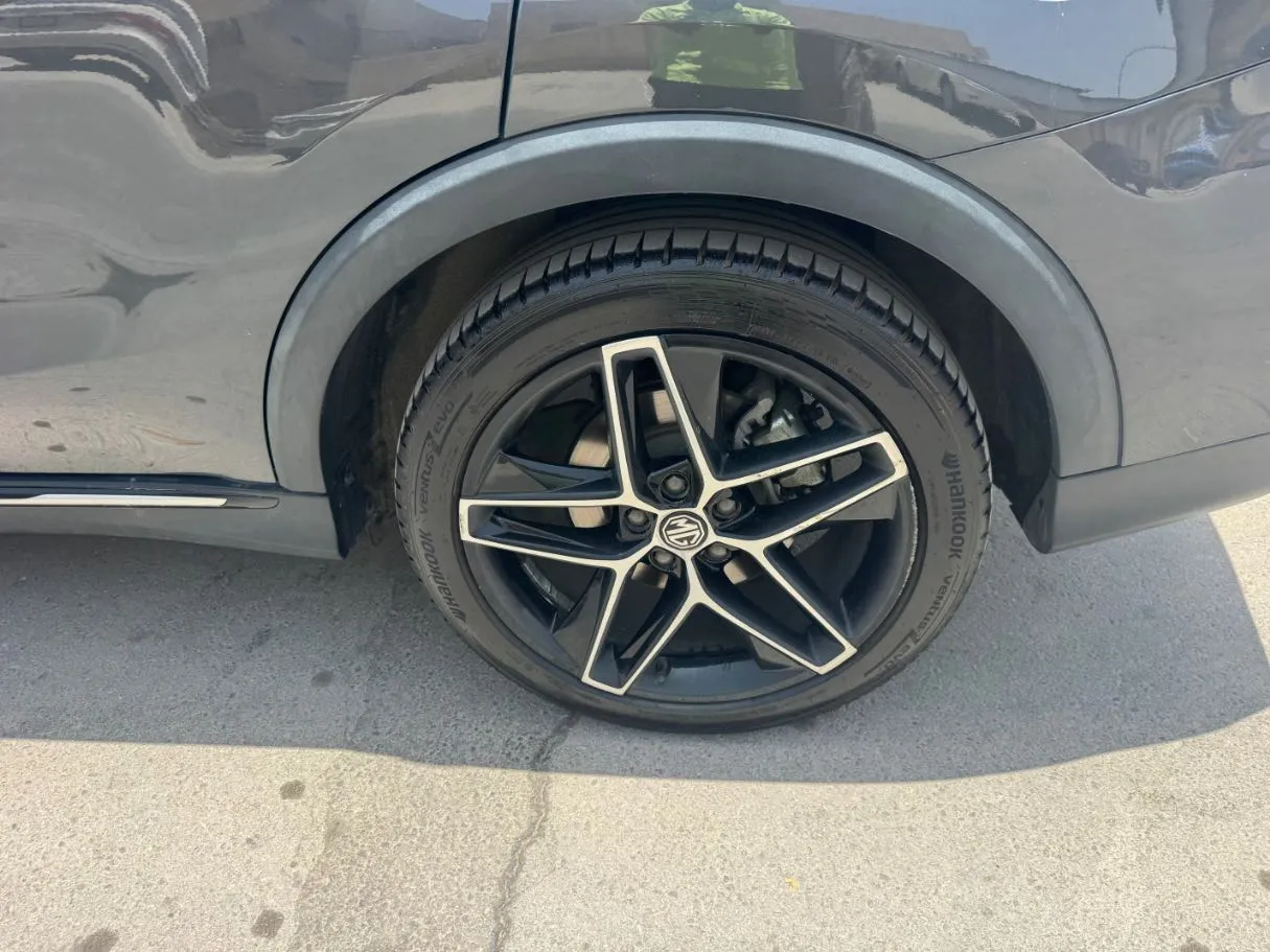 Car image 9