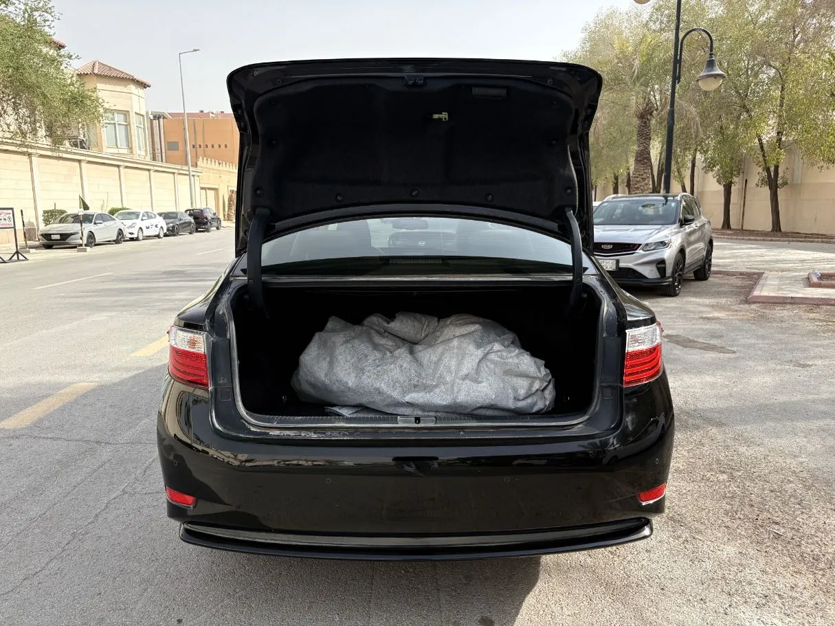 Car image 24