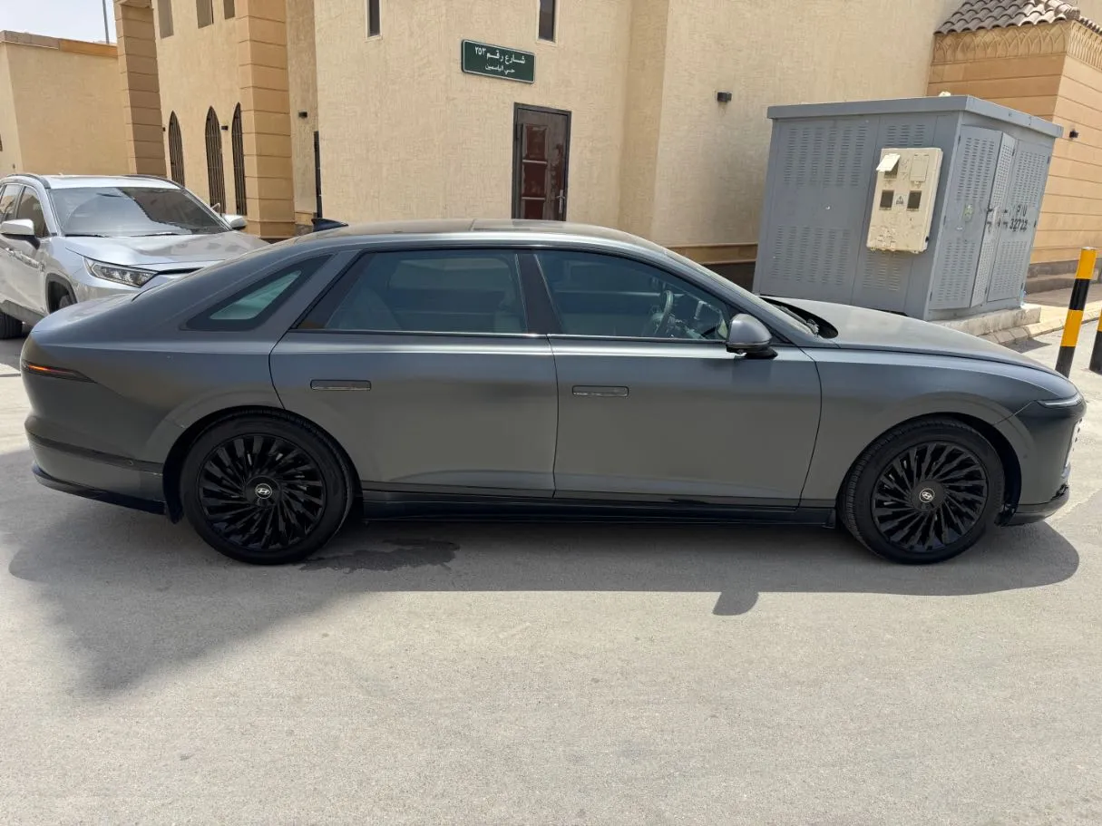 Car image 4