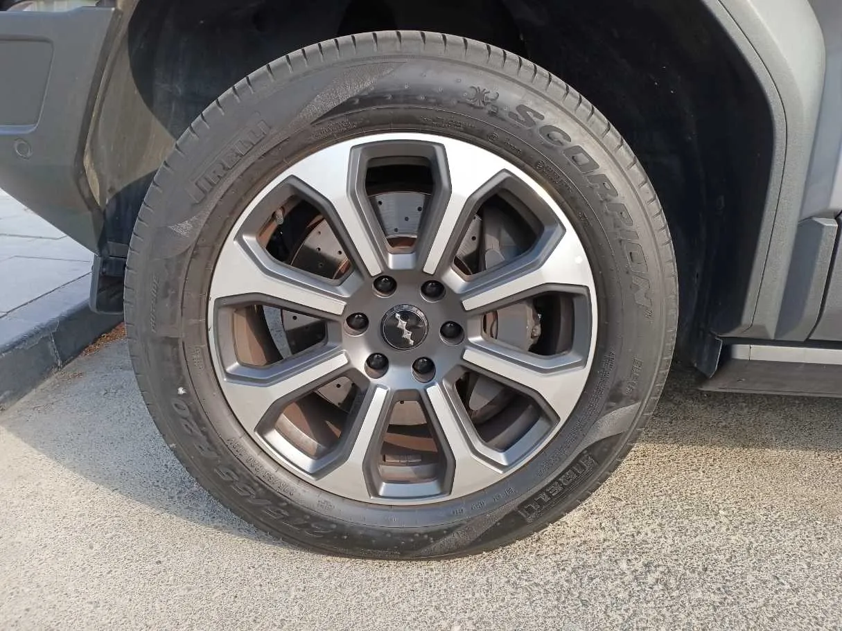 Car image 9