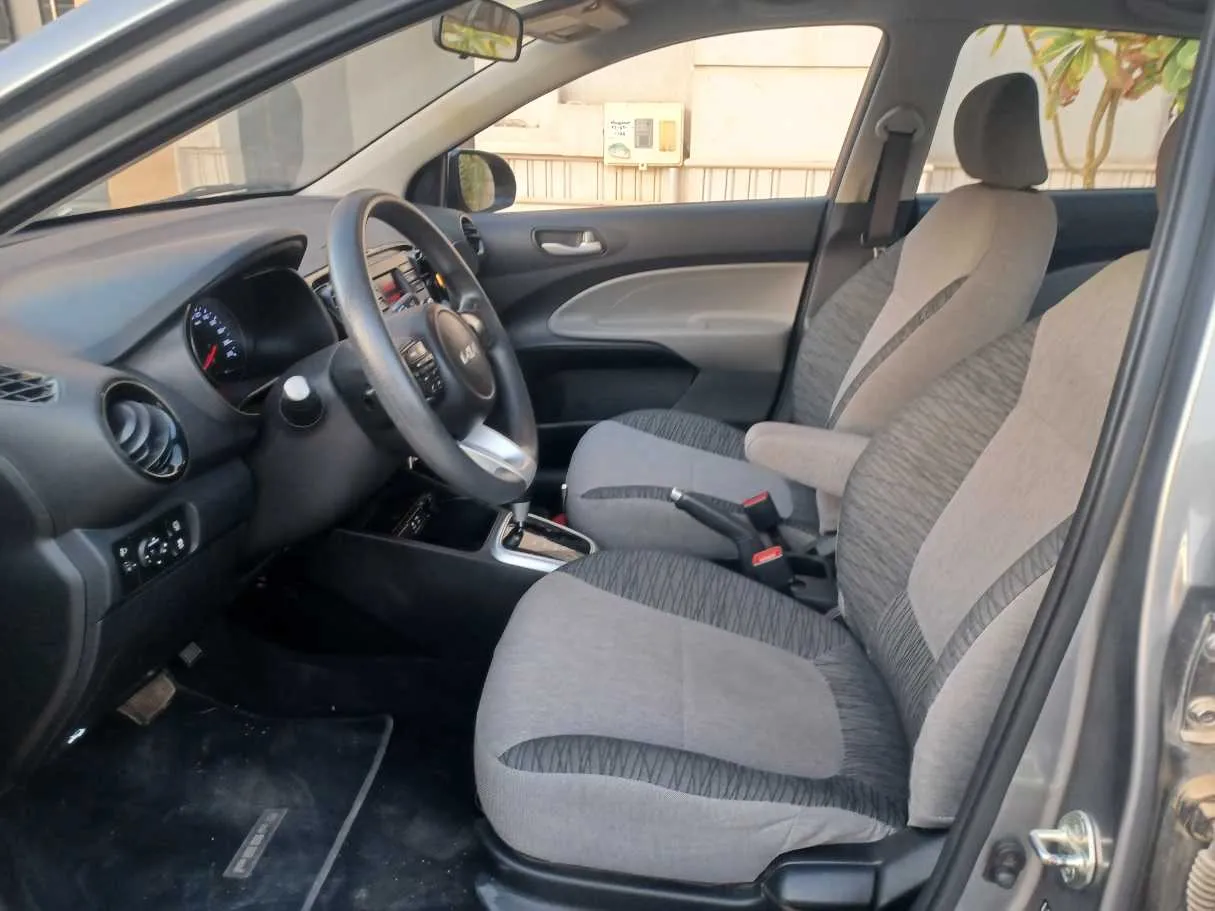 Car image 12