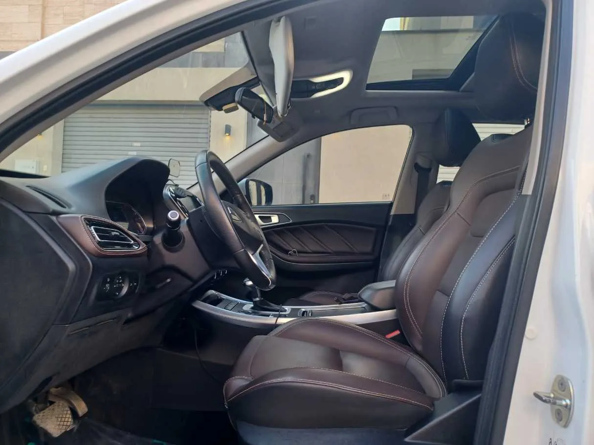 Car image 11
