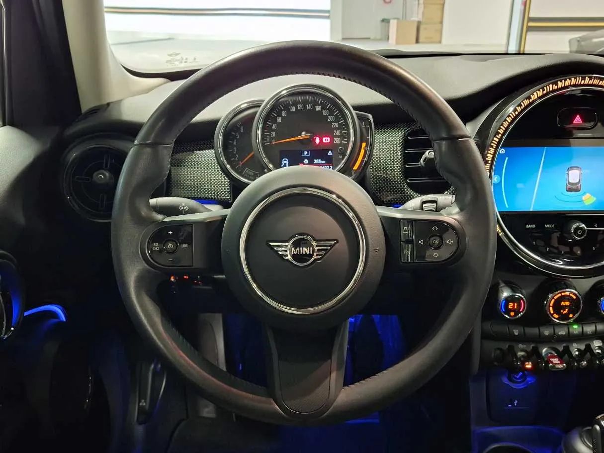 Car image 16