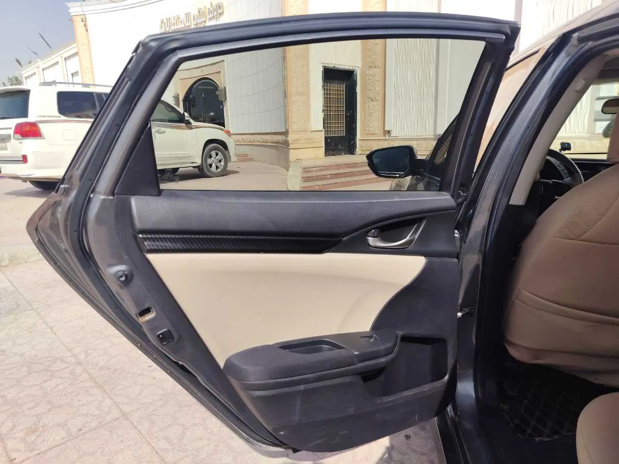 Car image 15
